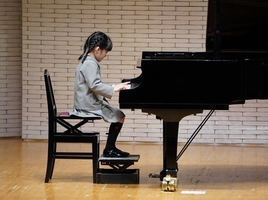 ピアノ演奏する園児