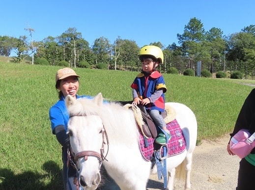 ヘレナ国際乗馬倶楽部で馬に乗る子ども