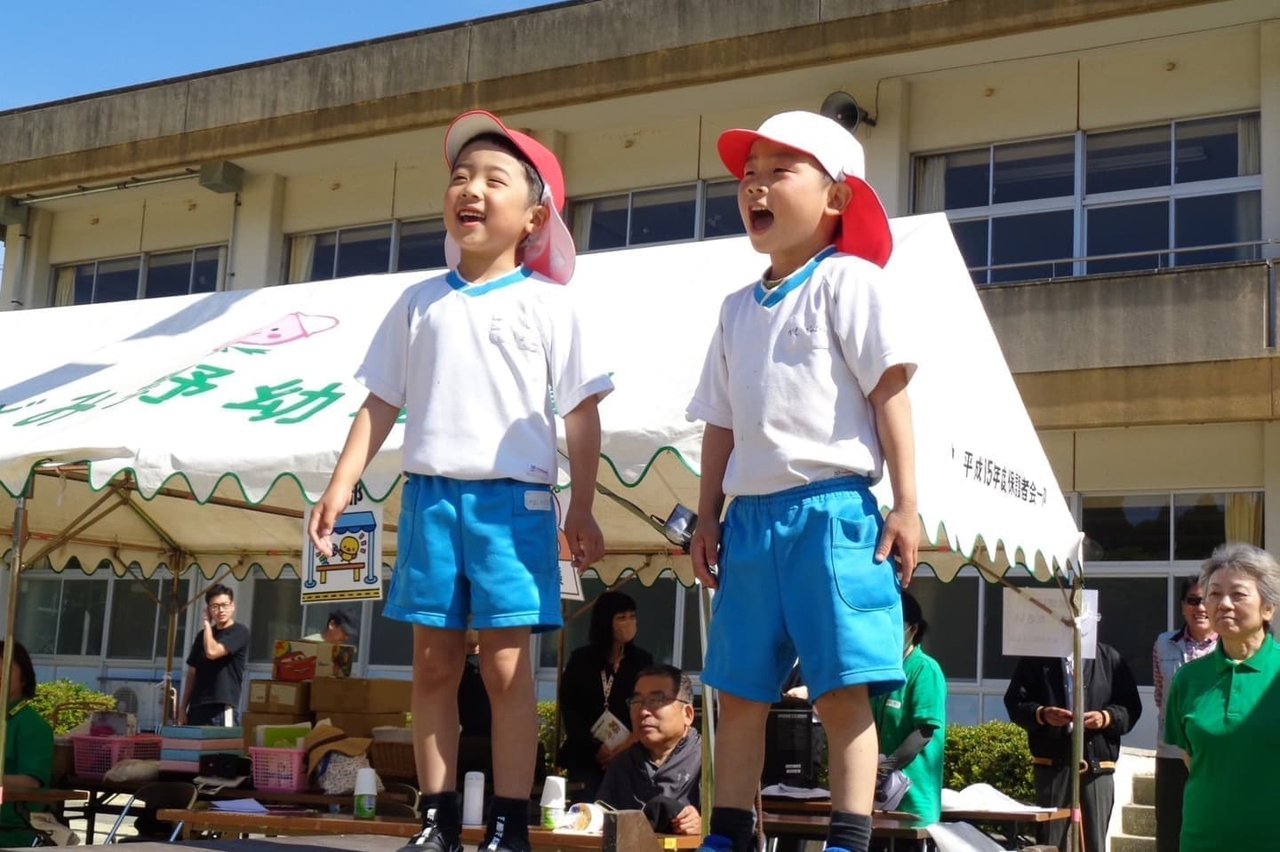 あざみ野こども園の畑で芋を収穫する園児