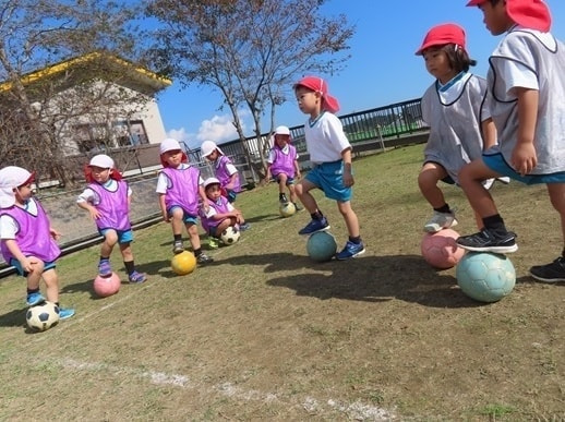 サッカーをする園児