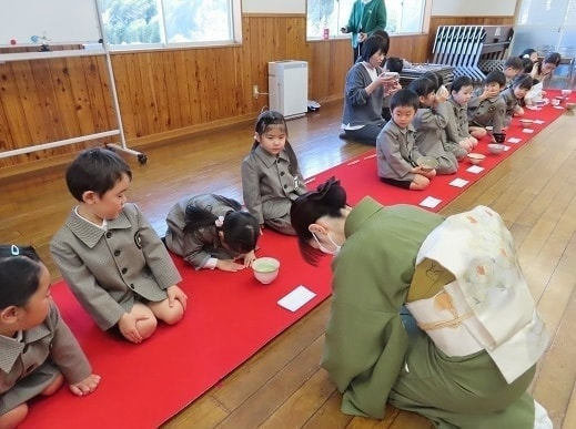 茶道教室でお茶をたてる子ども