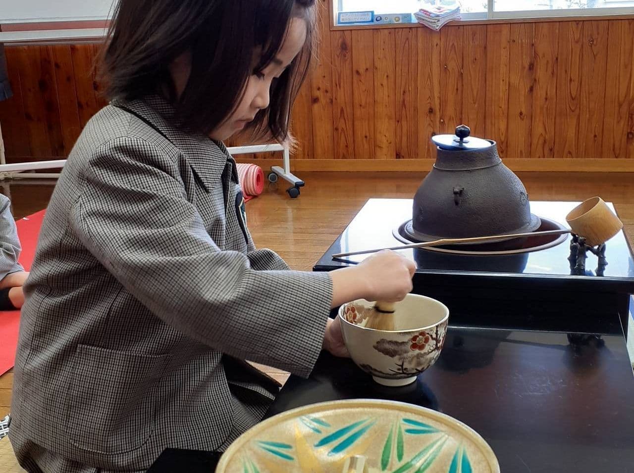 茶道教室でお茶をたてる子ども
