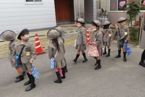 降園する幼稚園児