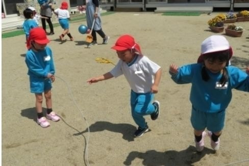 あざみ野幼稚園の白いバス