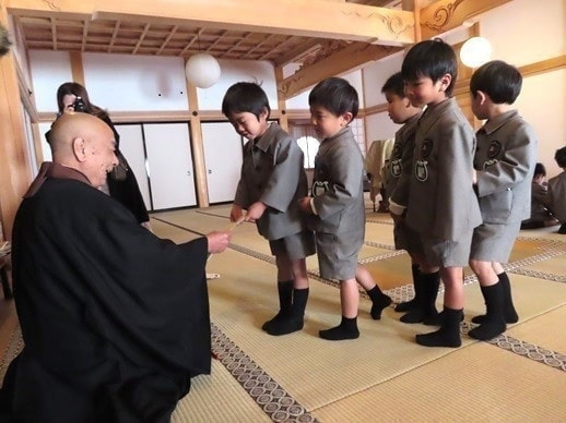 あざみ野こども園の七五三お祝いでお寺訪問する園児