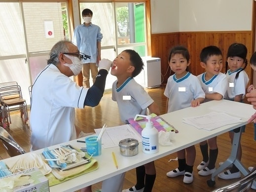 あざみ野こども園の歯科検診で口を開ける園児