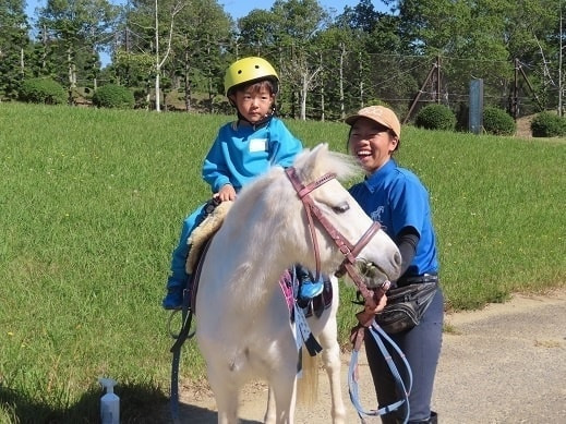 あざみ野こども園で乗馬をする園児