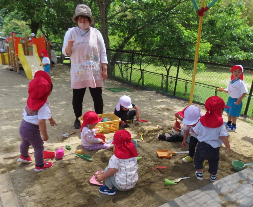 自然豊かな環境で遊ぶ子ども達