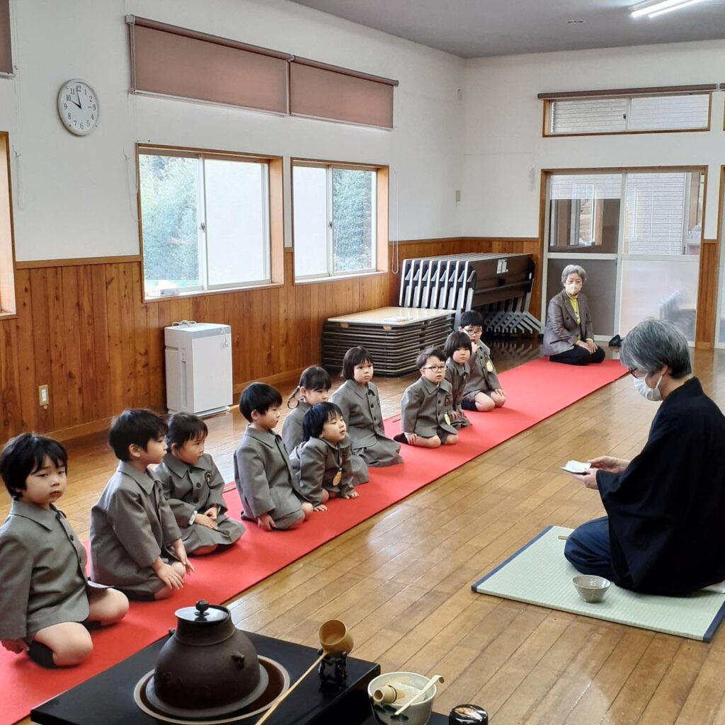 あざみ野こども園の茶道教室の様子