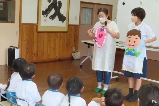 歯の模型を使った歯磨き指導を受けるあざみ野こども園の子どもたち