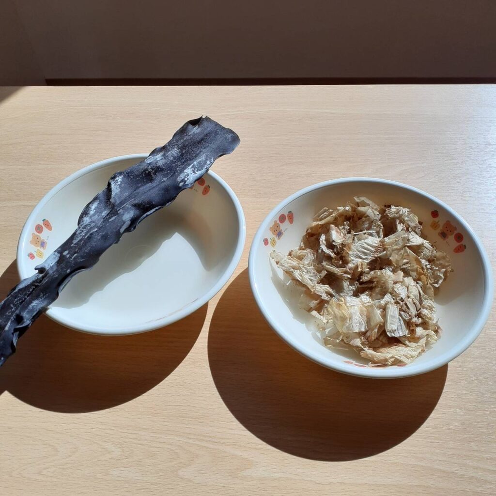 みそ汁のだしに使う昆布とかつお節