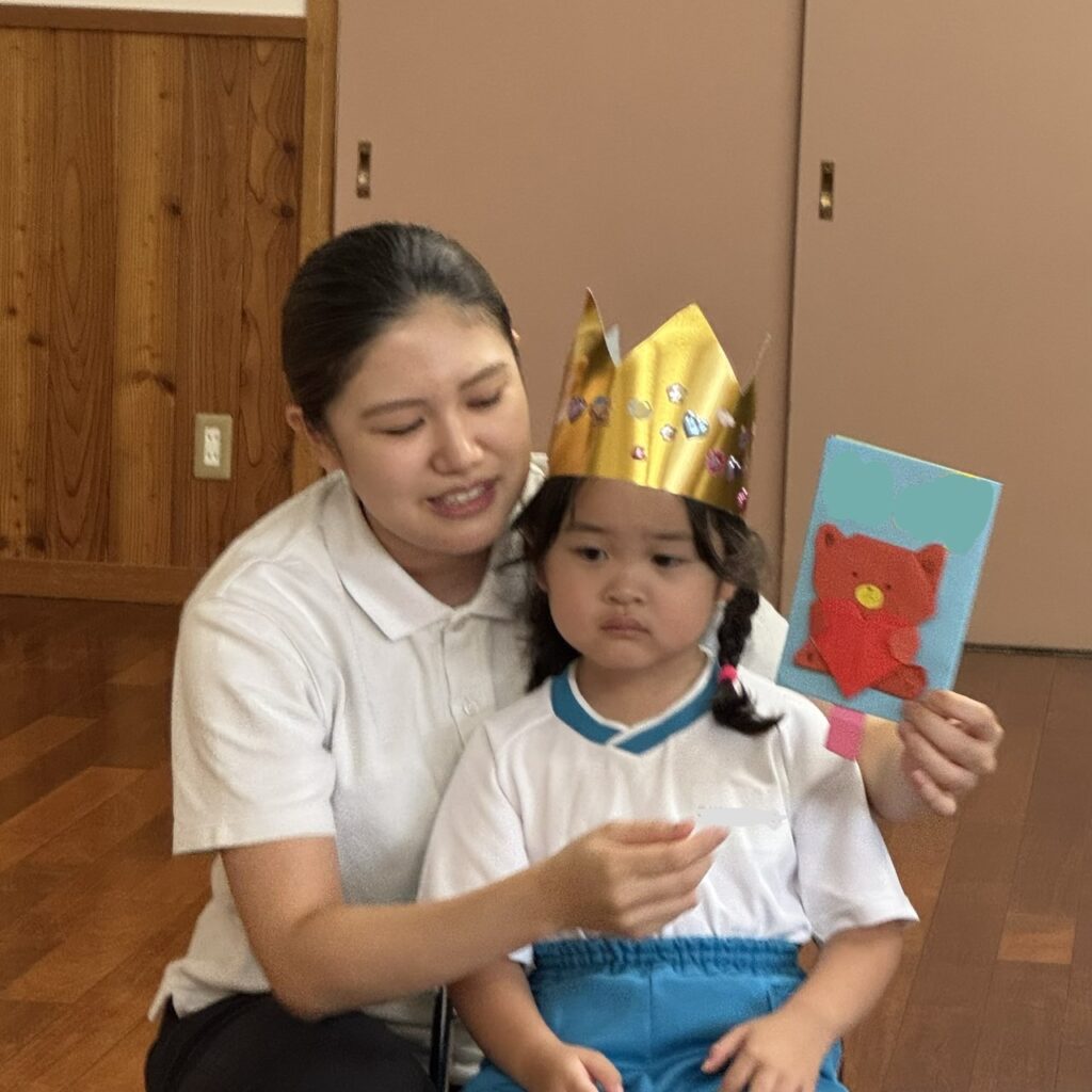 8月のお誕生会で先生と一緒にインタビューを受ける園児