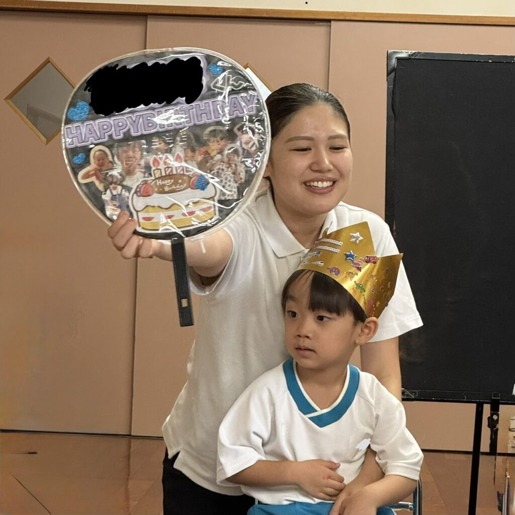 昆虫をテーマにした誕生日カードを紹介してもらう園児