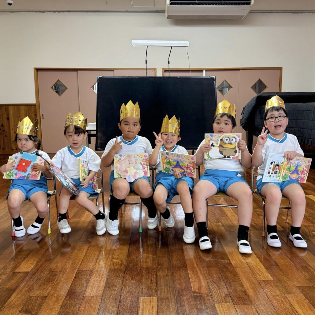 冠と誕生日カードを手に並ぶ8月生まれの子どもたち