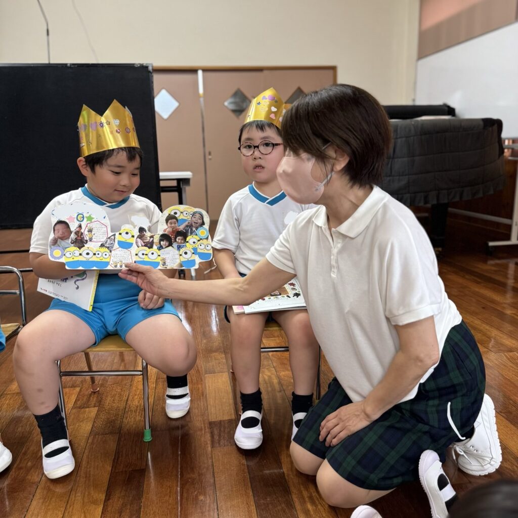 先生から誕生日カードを紹介してもらう園児