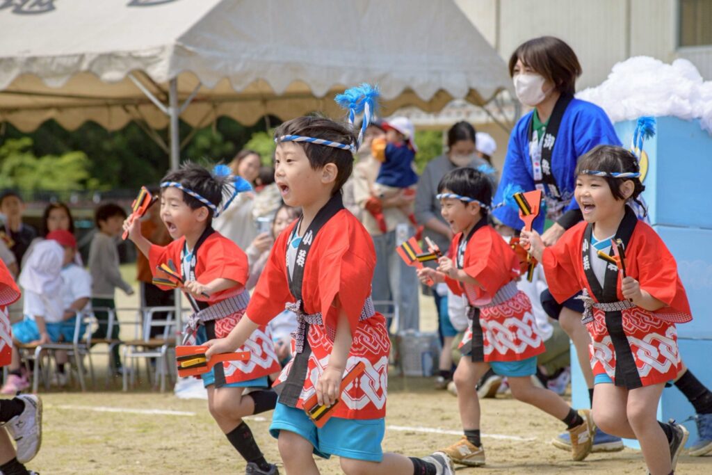 あざみ野スポーツフェスタでポーズを決める園児たち