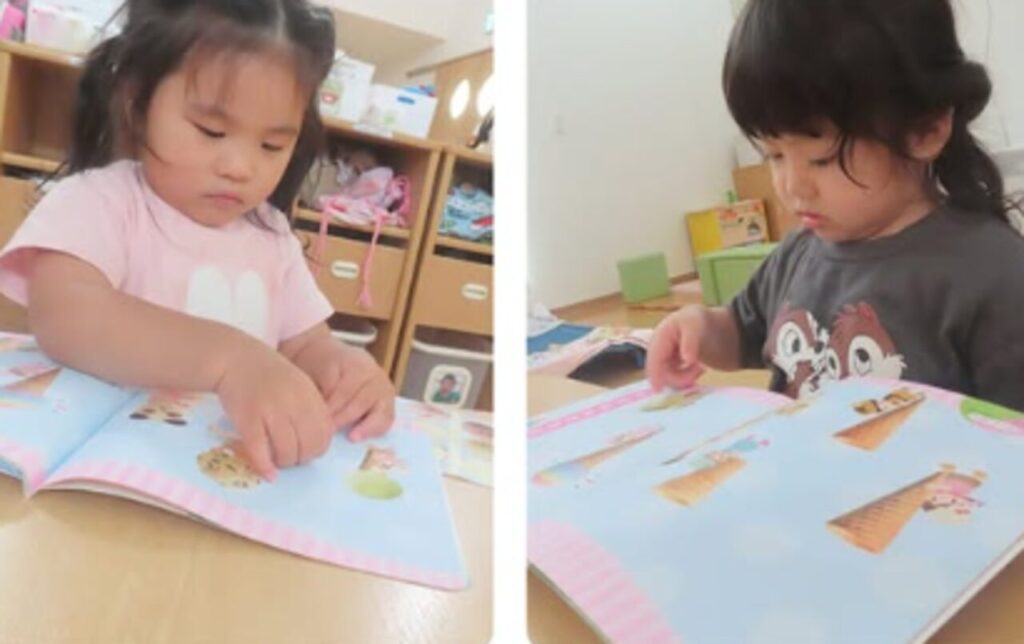 室内で好きな遊びにじっくり取り組むめばえ組の子どもたち