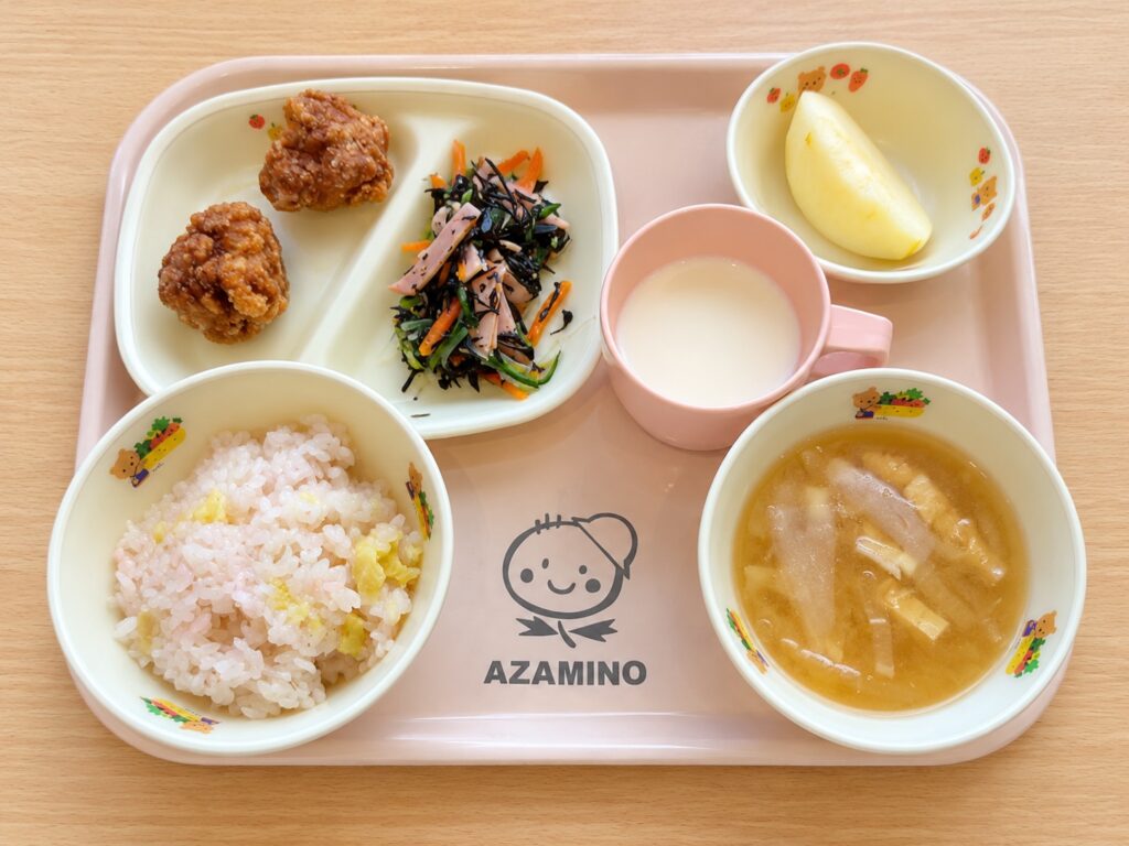 さつまいもお赤飯・からあげ・ひじきの中華和え・大根と油揚げのみそ汁・牛乳・リンゴの給食