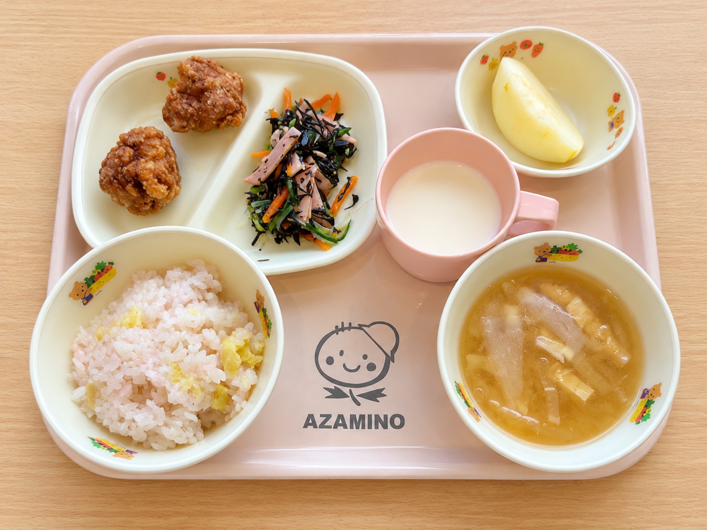 さつまいもお赤飯・からあげ・ひじきの中華和え・大根と油揚げのみそ汁・牛乳・リンゴの給食